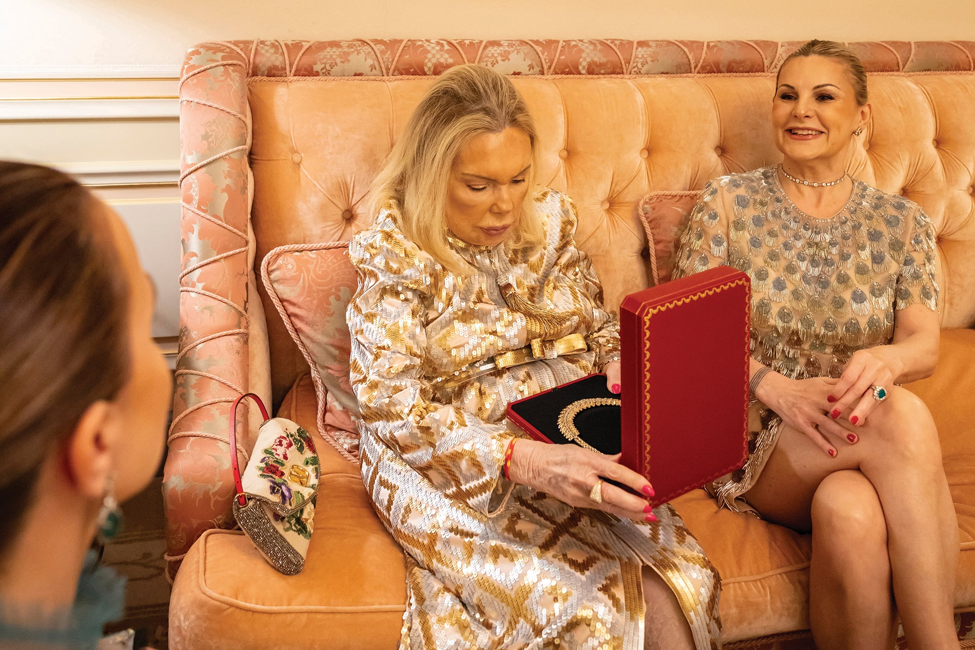 Símbolo del lujo silencioso, la pieza original del collar Grain de Café (realizada en oro) fue diseñada por Jeanne Toussaint, directora creativa de la firma e íntima amiga de su fundador, Louis Cartier. Como era uno de los preferidos de la princesa Grace, el principado inmortalizó la imagen de la joya en una estampilla