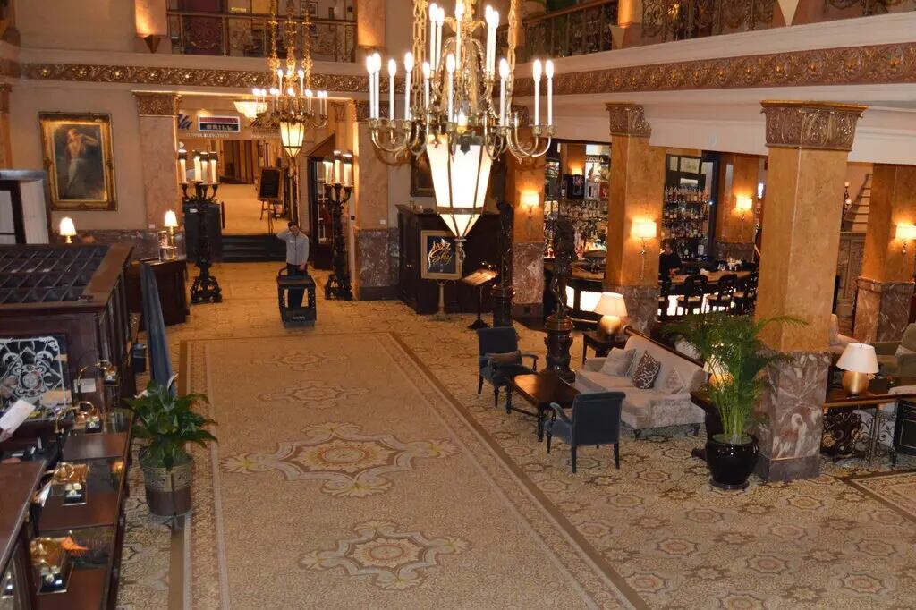 Los huéspedes del Hotel Pfister de Milwaukee han declarado sentir presencias fantasmales y ver una figura sombría en el balcón del salón de baile