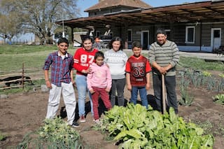 La familia que sueña con revivir a Lin Calel, un pueblo de solo 40 habitantes