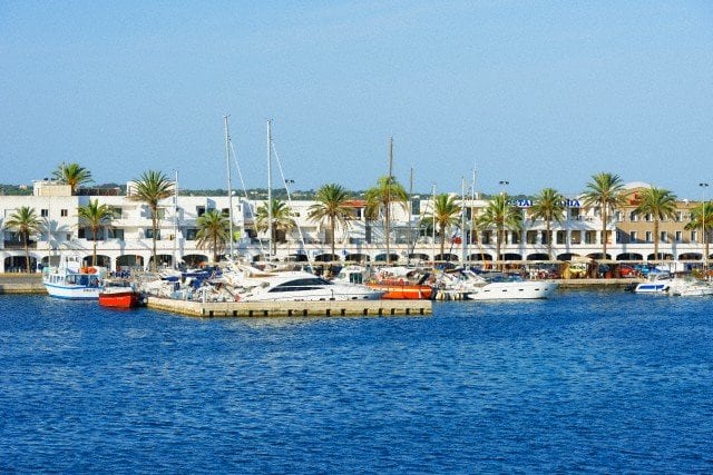 El mar Mediterráneo sufre un grave proceso de calentamiento con picos recientes que rozan o superan los 28 °C en superficie, situándose hasta casi 3 °C por encima de la media estacional