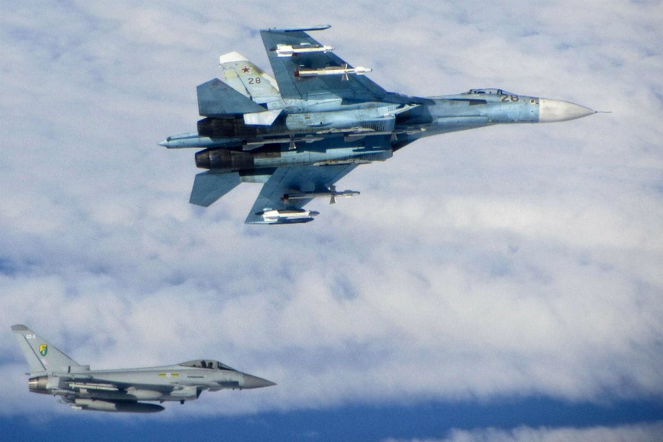 Momento en el que un avión Eurofighter Typhoon de la Fuerza Aérea Real del Reino Unido intercepta a un caza ruso