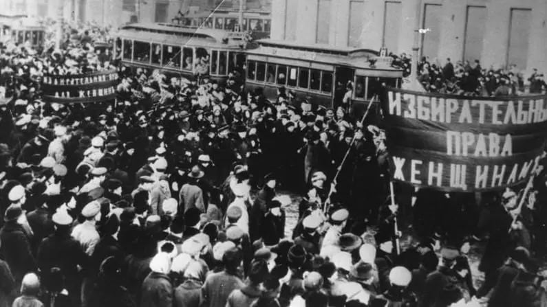 En 1917 miles de mujeres en Rusia se lanzaron a las calles contra la guerra, una protesta que desembocó en la revolución y marcó la fecha del Día Internacional de la Mujer