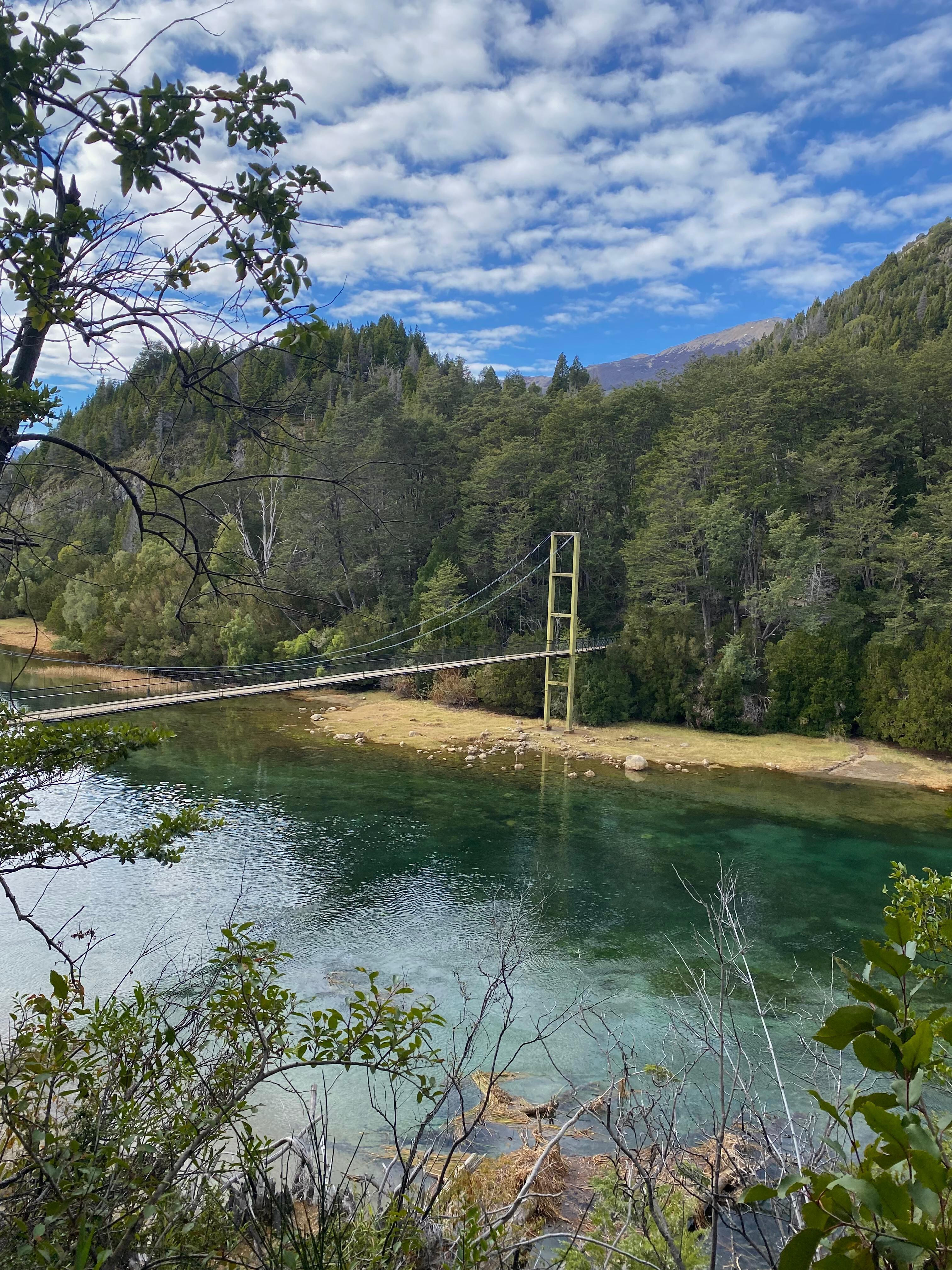 Un sendero sencillo y bien señalizado que acompaña al río durante 3 kilómetros, con miradores y pasarelas sobre el agua