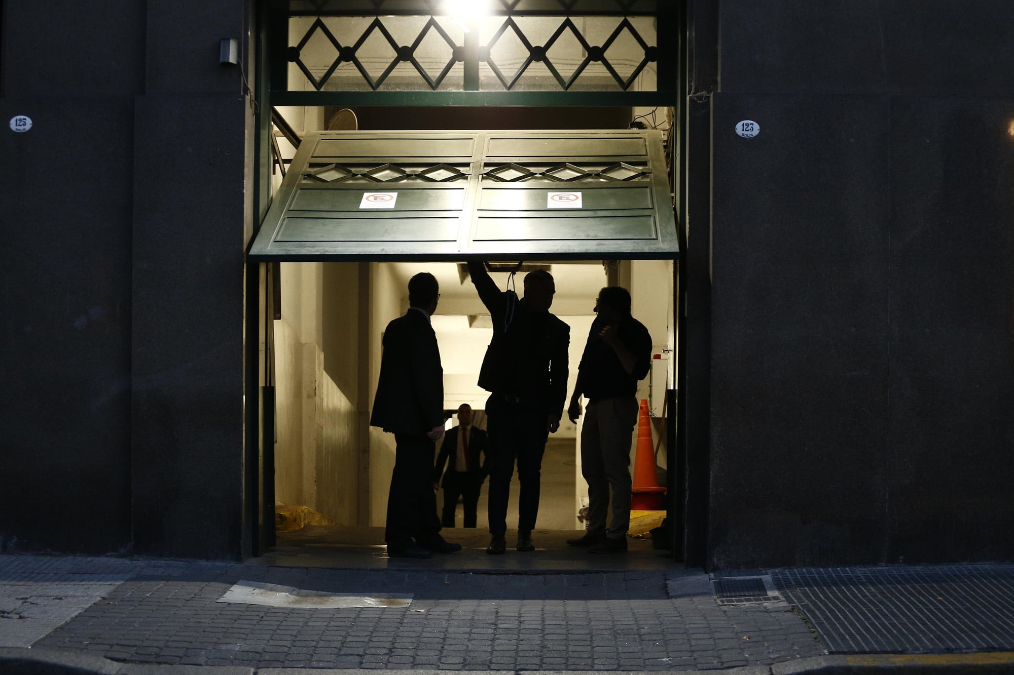 Ingreso al estacionamiento del edificio anexo del Senado, donde se reunió la Bicameral de Inteligencia