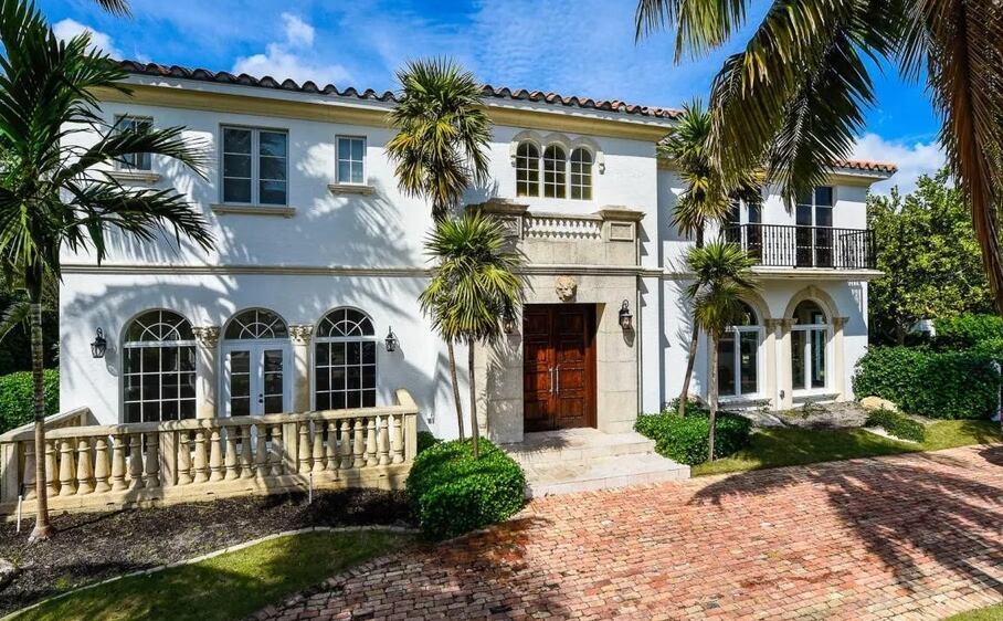 Jon Bon Jovi se resiste a vender su mansión de US$43 millones en Palm Beach, desafiando los planes de un misterioso comprador que intenta consolidar una de las propiedades frente al mar más exclusivas de Florida