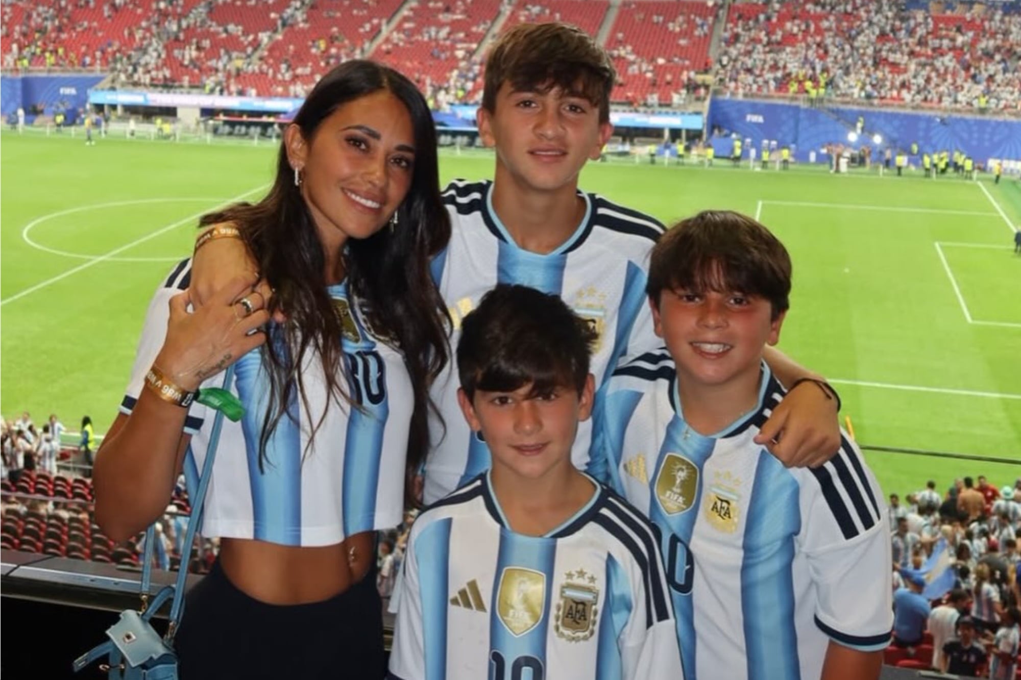 Anto Roccuzzo y sus tres hijos utilizaron la camiseta titular en el partido anterior