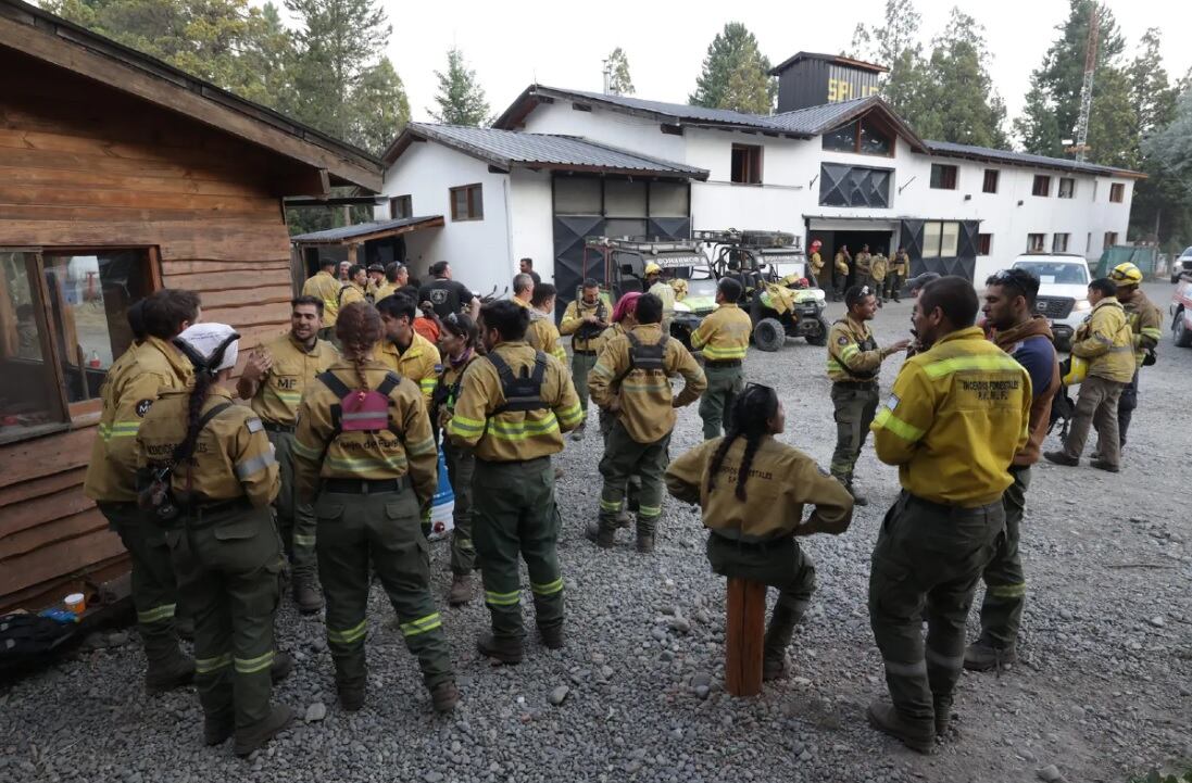 Más de 400 personas y siete medios aéreos luchan contra los incendios en El Bolsón