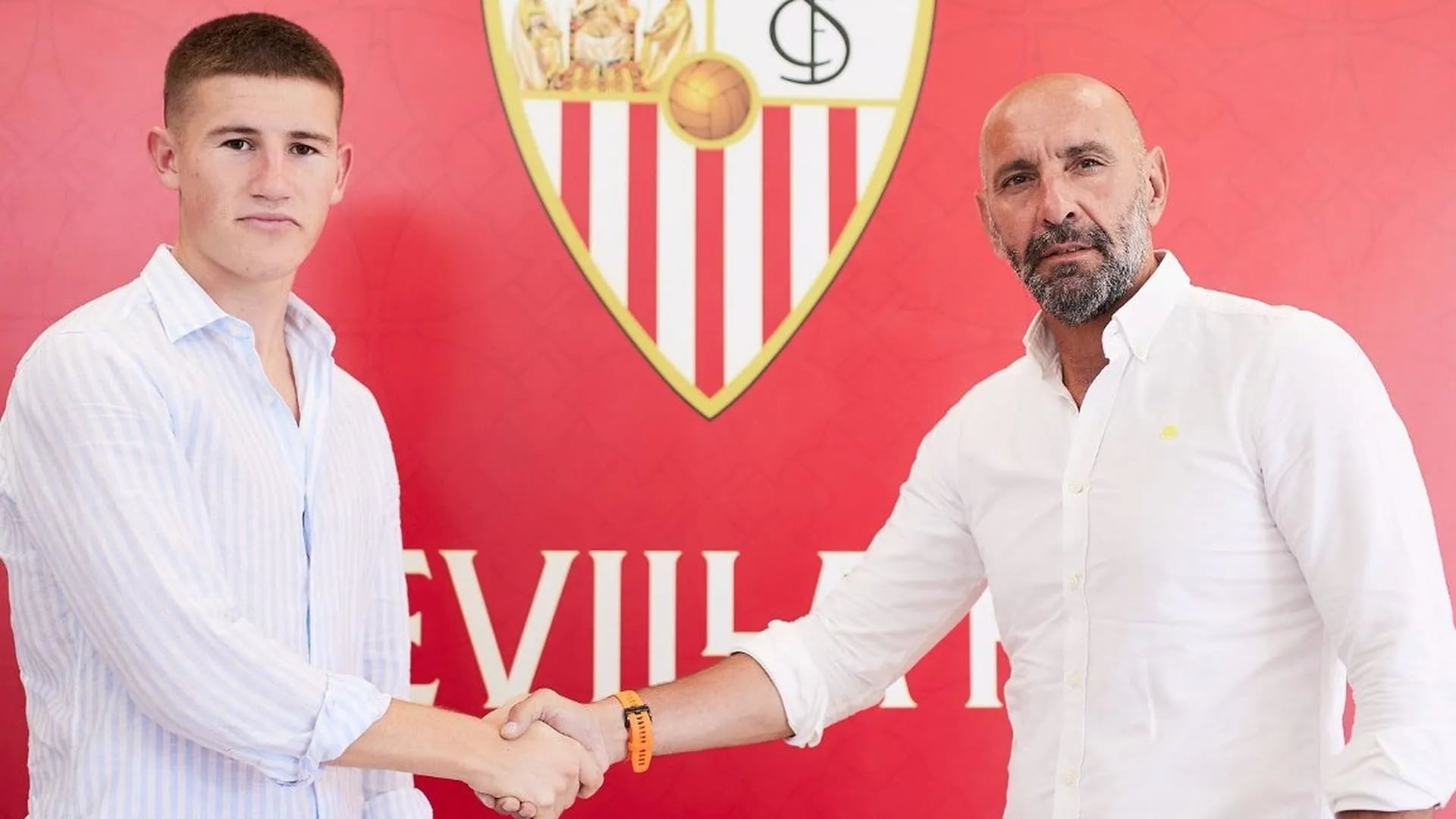 'Oso' junto a Monchi, histórico Director Deportivo de Sevilla, en su llegada al club nervionense
