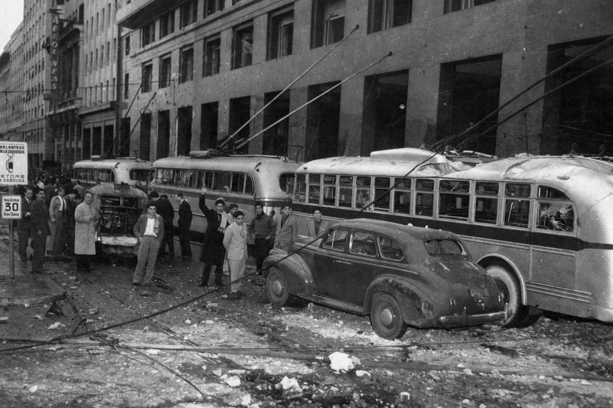 Los destrozos provocados por los bombarseos enemigos al gobierno de Perón alcanzaron edificios y vehículos, incluso del transporte público