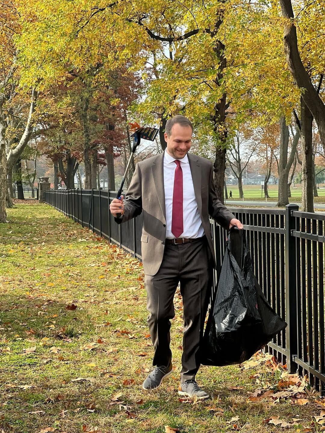 El concejal cuenta con una Maestría en Políticas Públicas de la Escuela de Gobierno Kennedy de la Universidad de Harvard