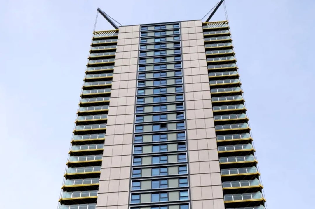 El edificio de Londres desde el cual cayeron Aditi Vijay Paralkar (46), Rakesh Narayan Pai (47) y su hijo Sid Pai Paralkar (9)