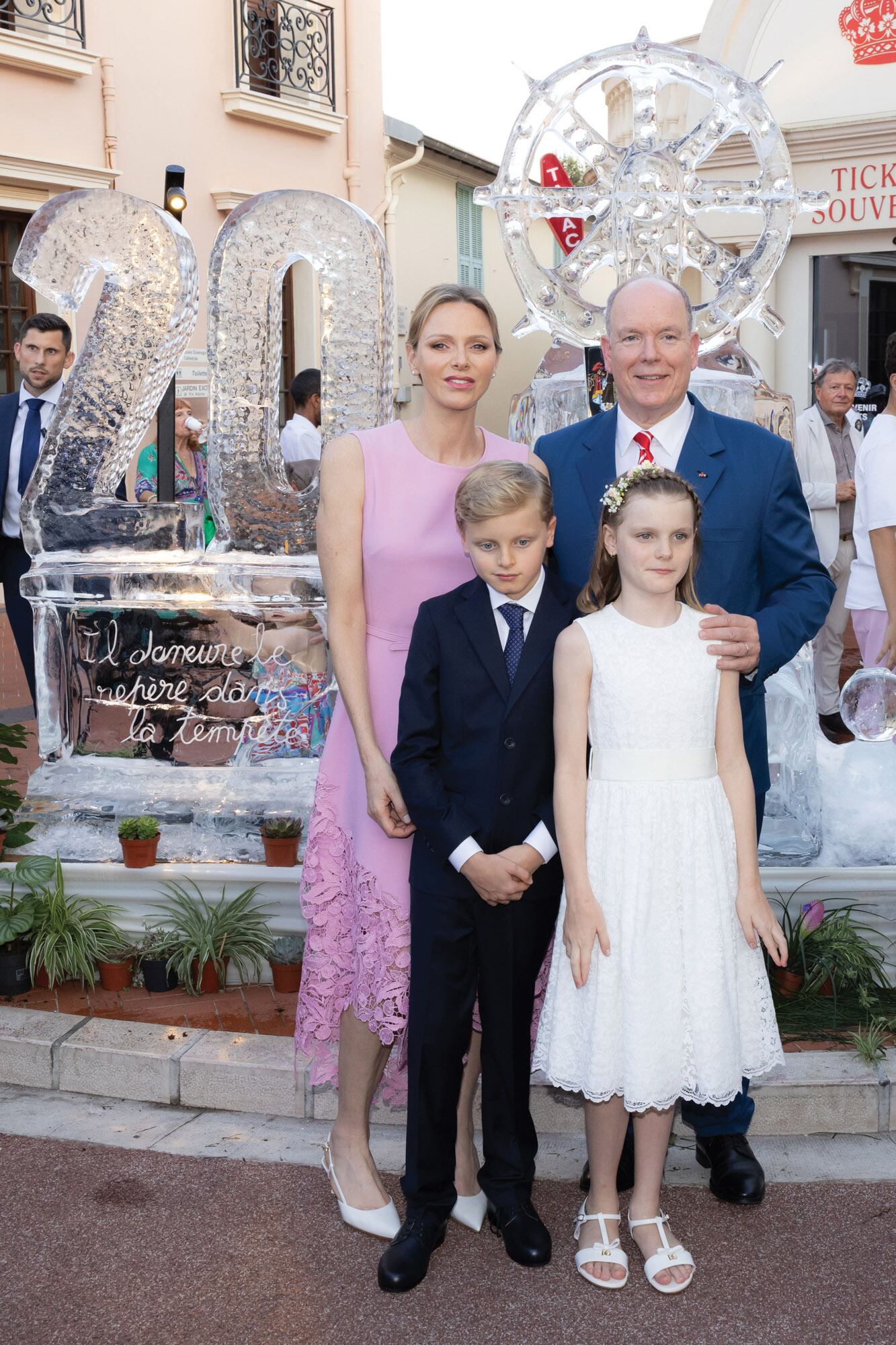 Los príncipes Alberto y Charlene posan con sus hijos, Jacques y Gabriella, delante de una escultura de hielo.