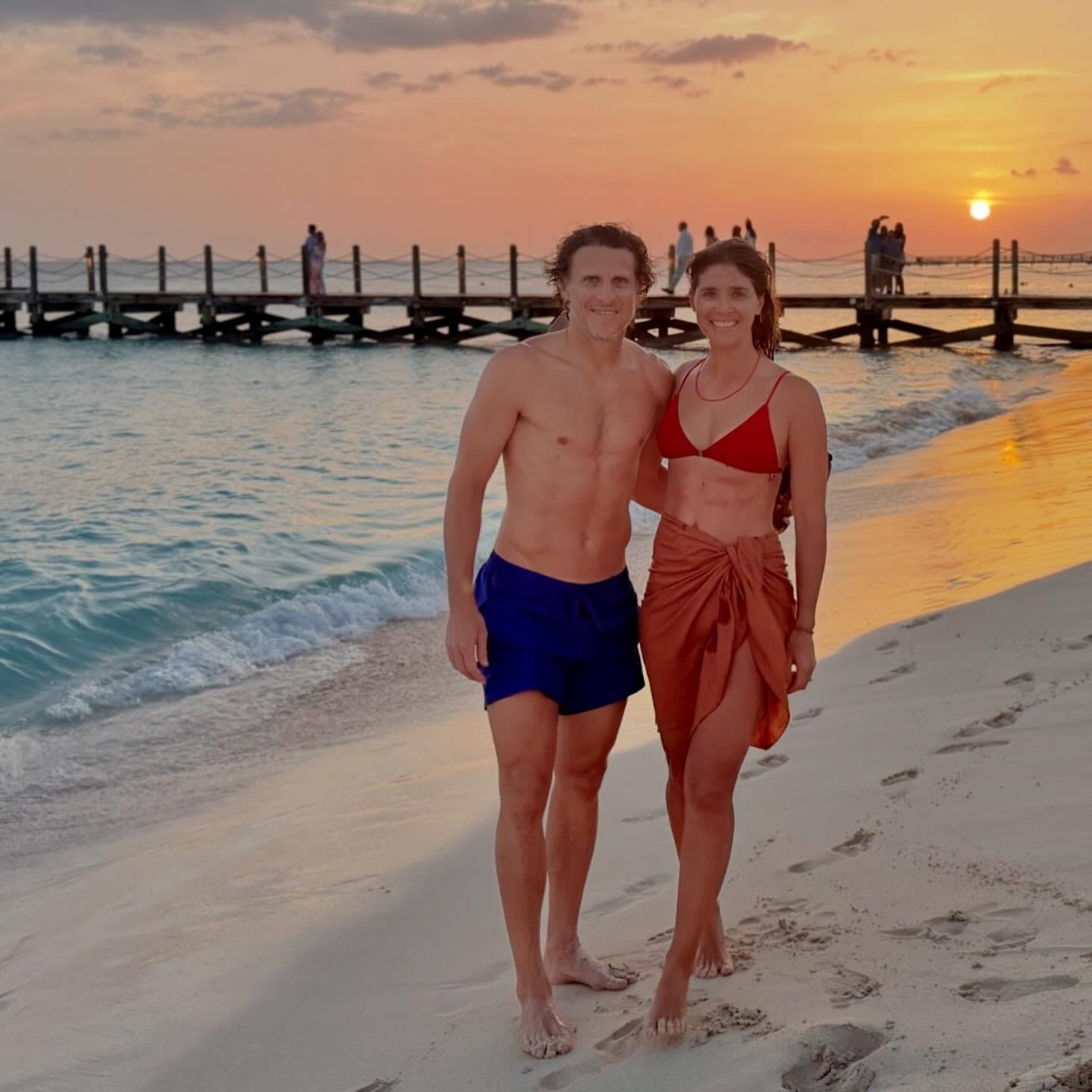 Forlán y Cardoso posan solos y muy sonrientes sobre la arena húmeda durante el atardecer (Foto: Instagram/@diegoforlancorazo)