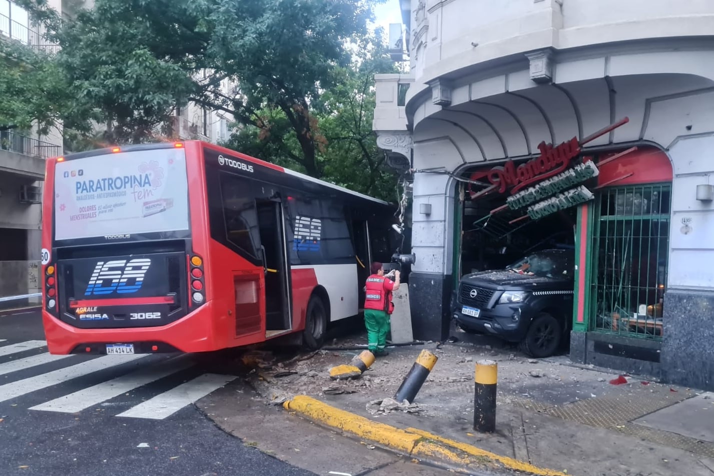Fuerte choque entre un colectivo y un patrullero que pasó en rojo: terminaron incrustados contra una pizzería