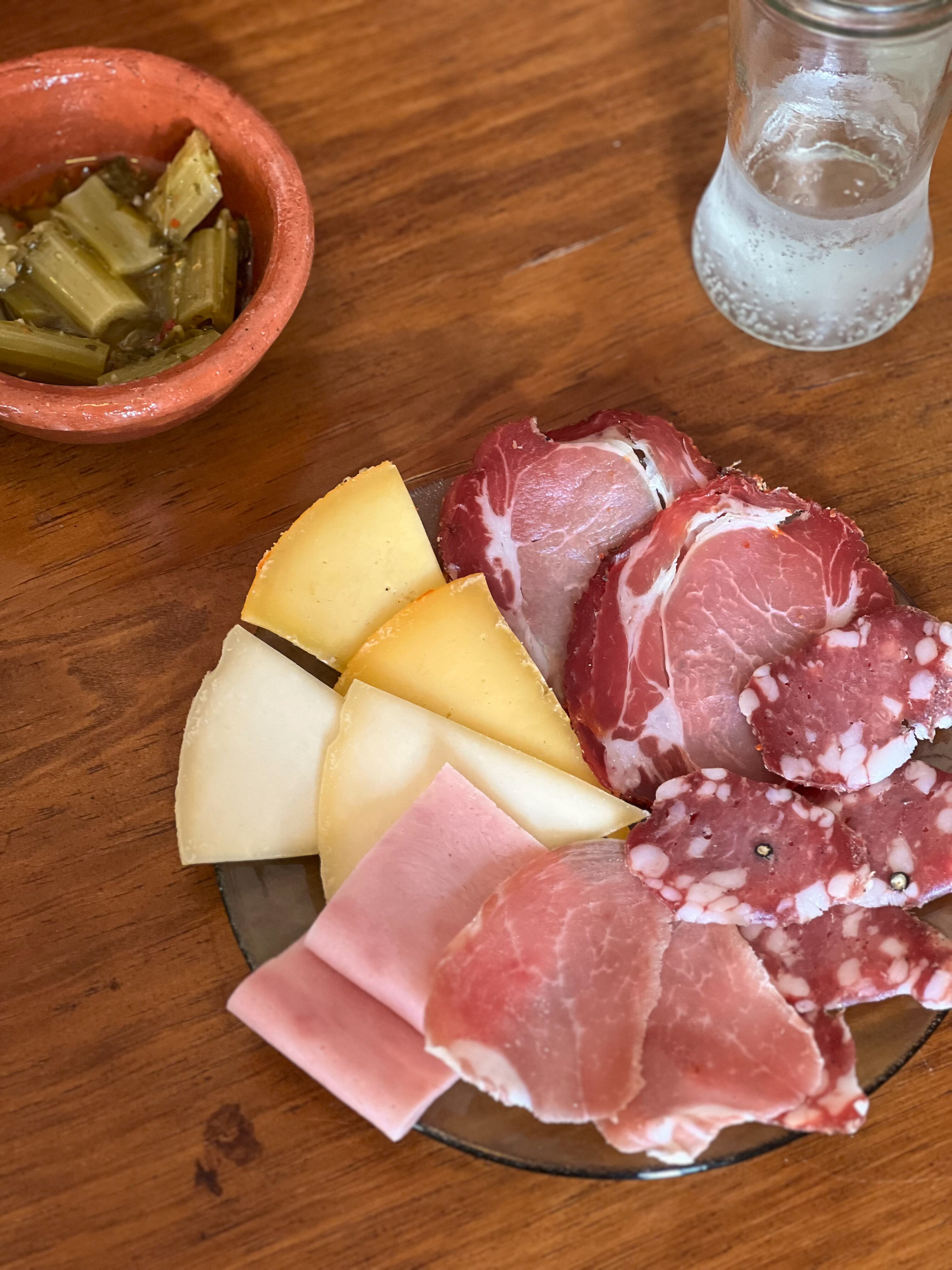 Picada de quesos y embutidos en Don Guille, uno de los bares emblemáticos