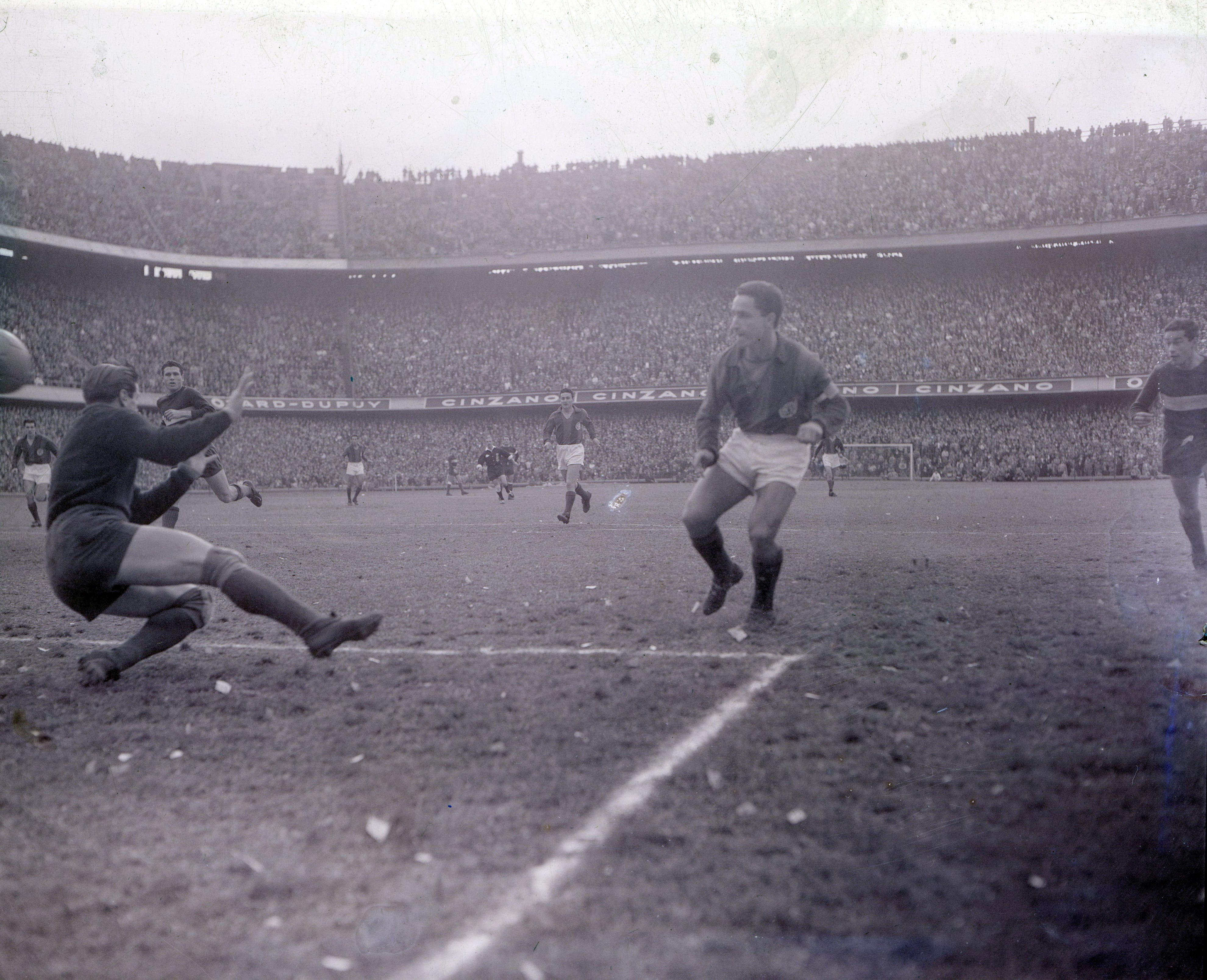 21 de agosto de 1960: Boca 3 vs. San Lorenzo 3; Sanfilippo anota el primer gol del partido ante Antonio Roma