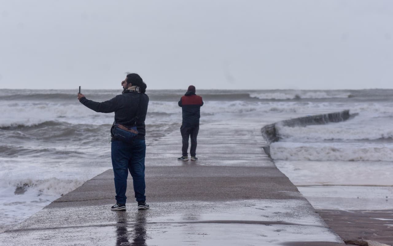 temporal de viento y olas de 5 metros en escolleras de Mar del Plata