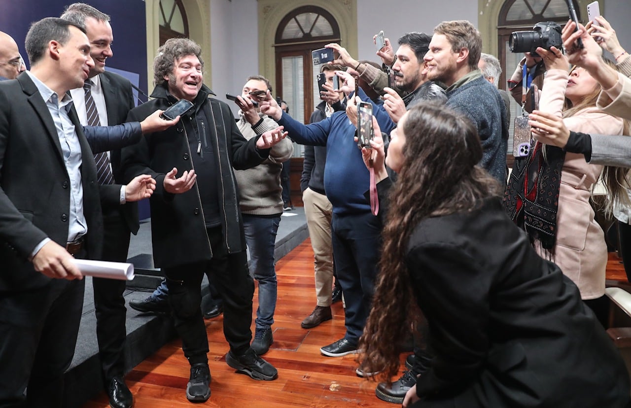 Lanari, Adorni y Milei, en conferencia de prensa