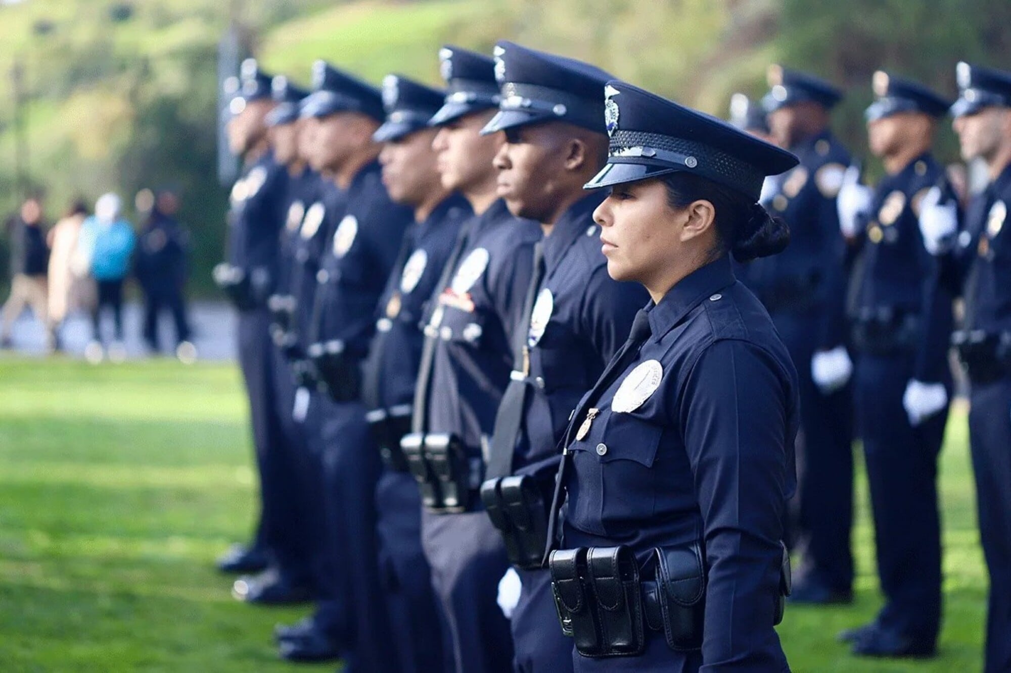 Los supervisores del LAPD deben intentar verificar y registrar en cámara el nombre y número de placa del oficial federal a cargo