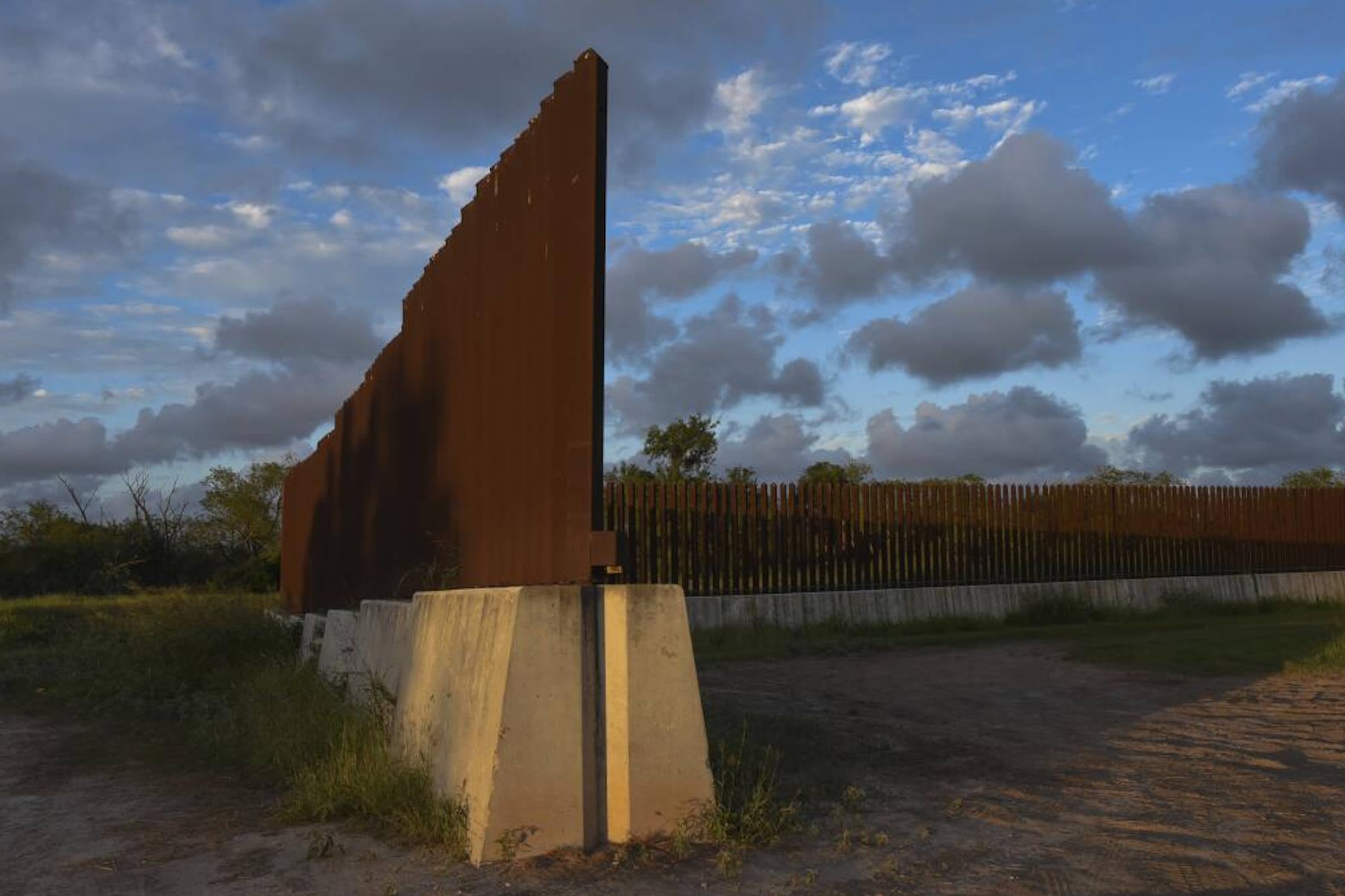 El comisionado de la CBP, Rodney Scott, anunció la suspensión de la construcción del muro frente a quejas de una coalición de propietarios de tierras, operadores de negocios y conservacionistas del oeste de Texas