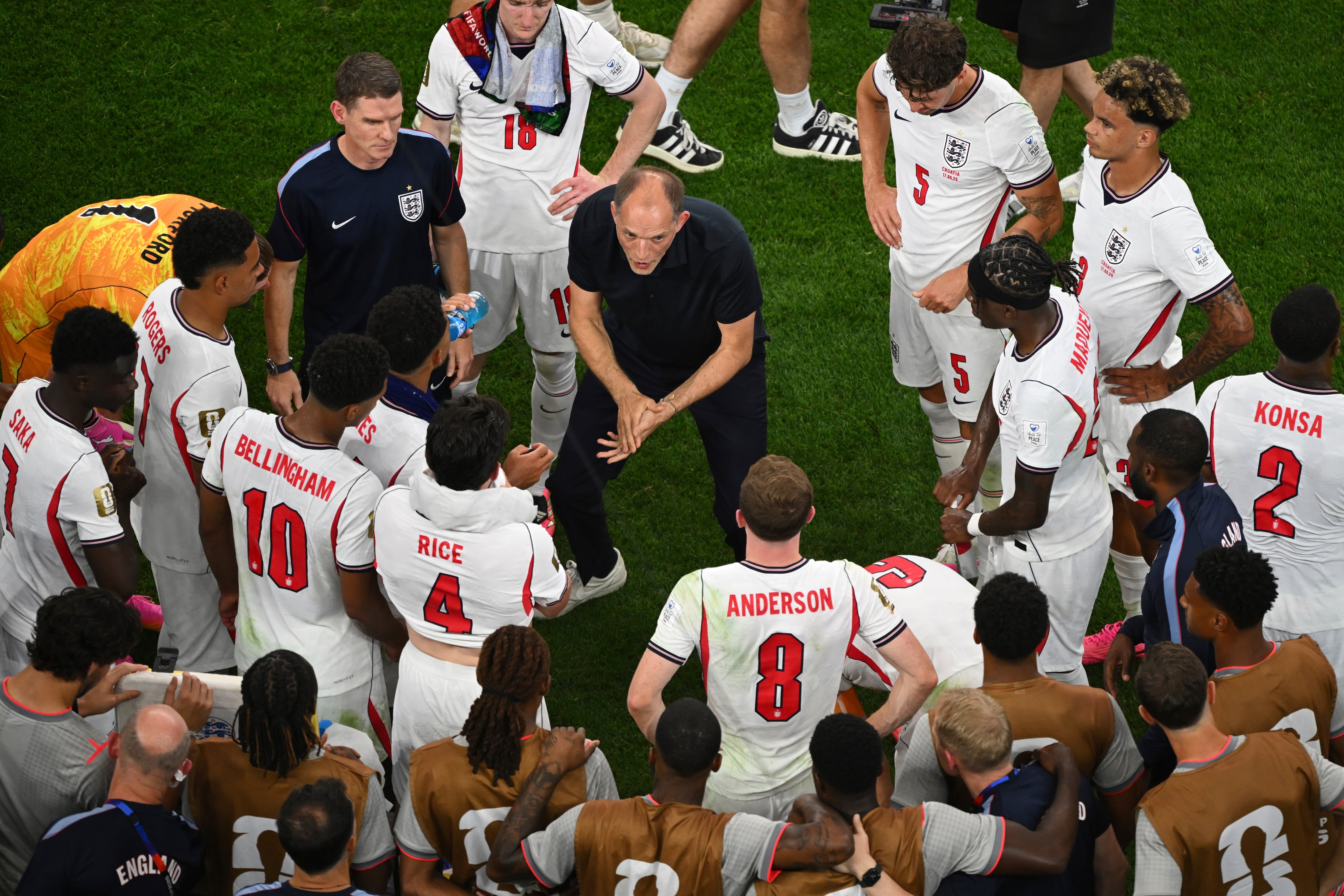 El selecciondor de Inglaterra Thomas Tuchel da instrucciones a sus jugadores en una pausa de hidratación, un nuevo tiempo para los entrenadores