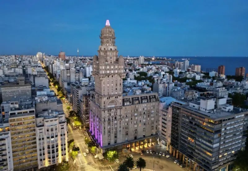Inspirado en la Divina Comedia de Dante, el Palacio Salvo es una referencia urbana inconfundible en la capital uruguaya