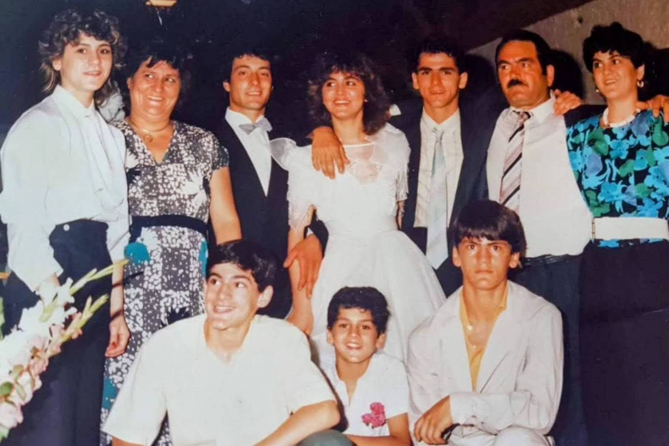 Angela, hermana de Massimo, Rosa, la madre, su cuñado Walter, su hermana Caterina, su hermano Pasquale, su padre Michele, su hermana Rosanna, Massimo, su hermano Claudio y su hermano Paolo en una postal familiar previa al accidente