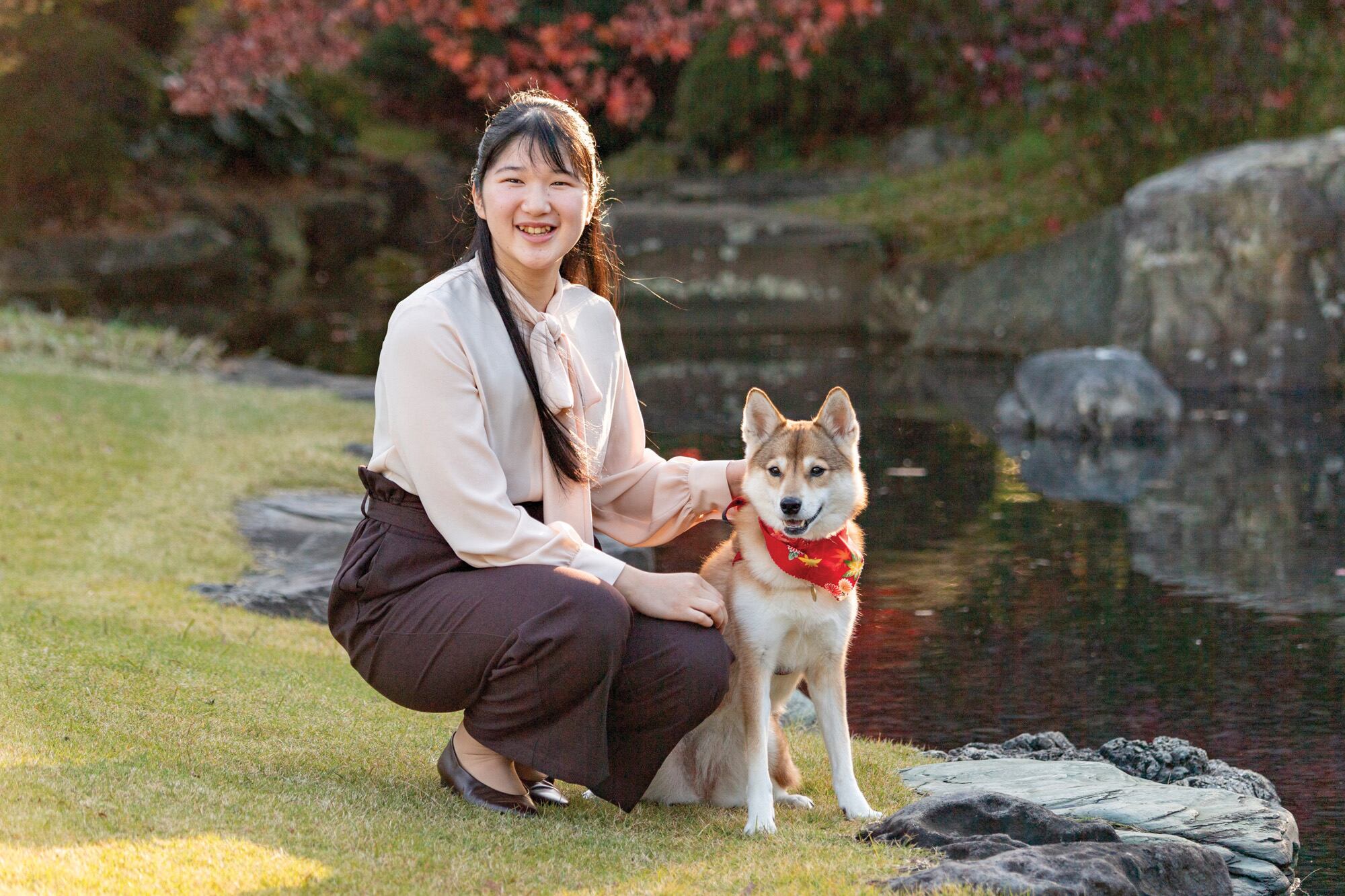YURI. La princesa Aiko de Japón, hija del emperador Naruhito y la emperatriz Masako, posa en el Palacio de Akasaka, en Tokio, junto a Yuri, un magnífico shiba al que adoptaron en 2009 siendo un cachorro. Desde entonces, la mascota acompaña a la princesa en todas sus actividades, incluso en los posados especiales que cada año repite con motivo de su cumpleaños.