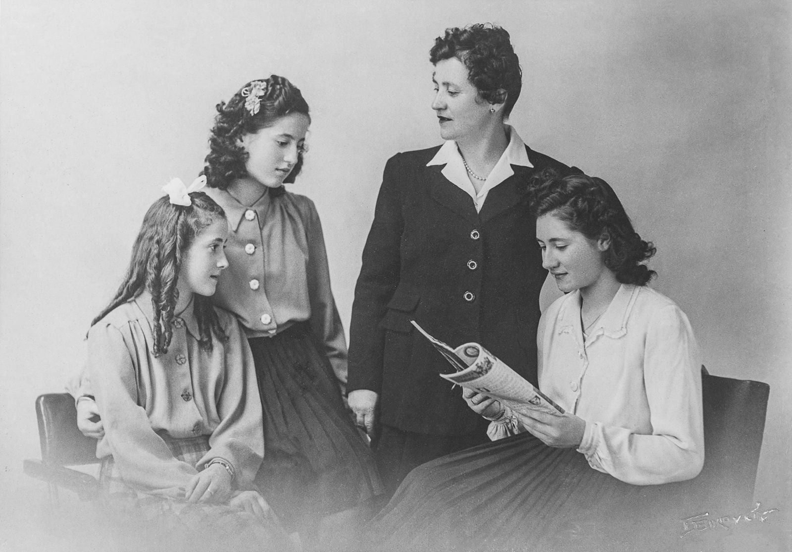 María Martinich con sus tres hijas: Niní, Bebé y Porota.