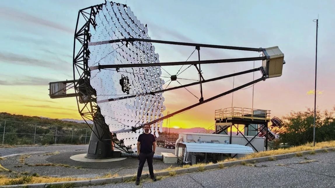 Marcos junto a uno de los telescopios que utiliza para su trabajo