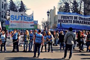 Docentes bonaerenses marchan a la gobernación en un clima de tensión