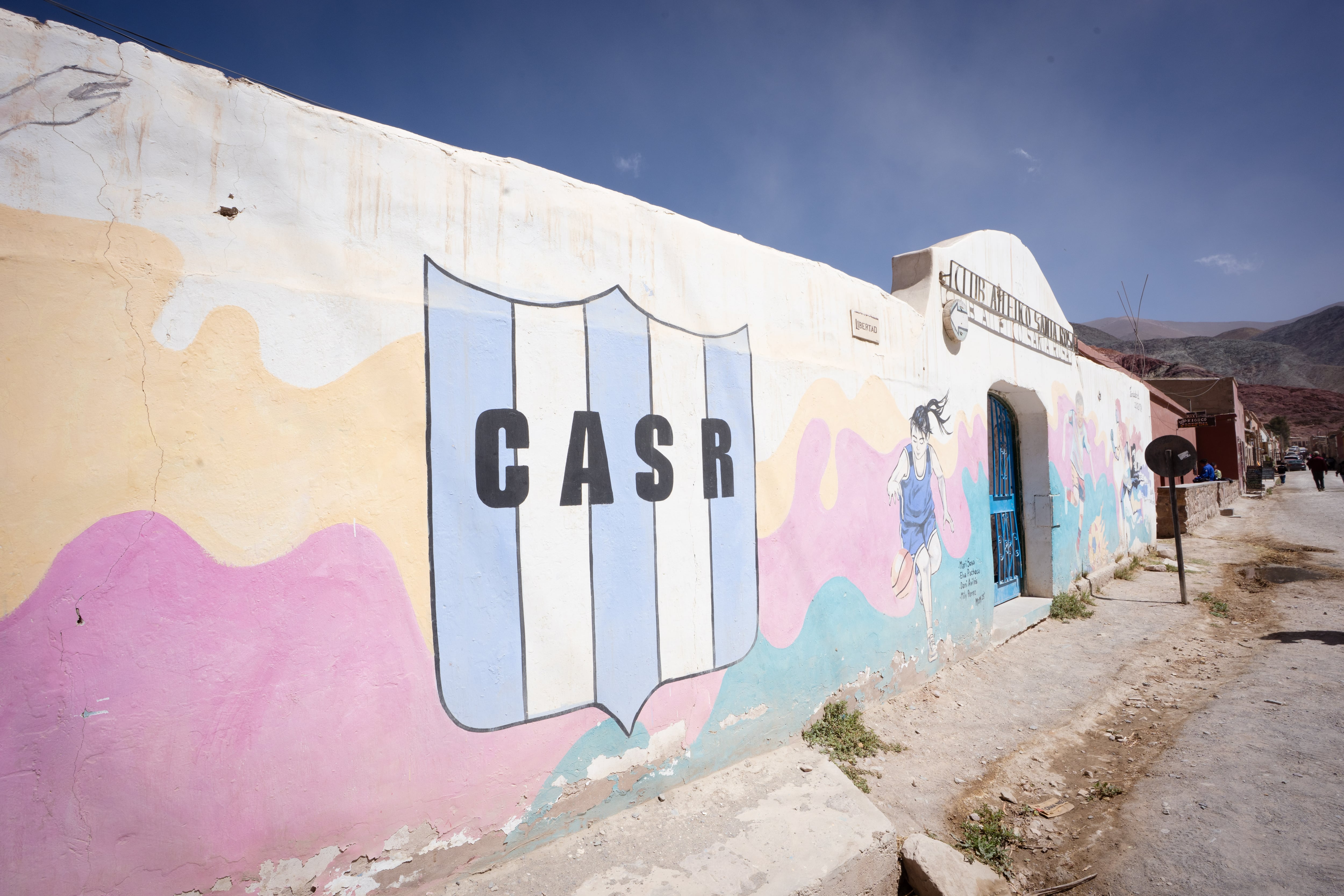 El escudo del Club Atlético Santa Rosa pintado en su puerta de entrada
