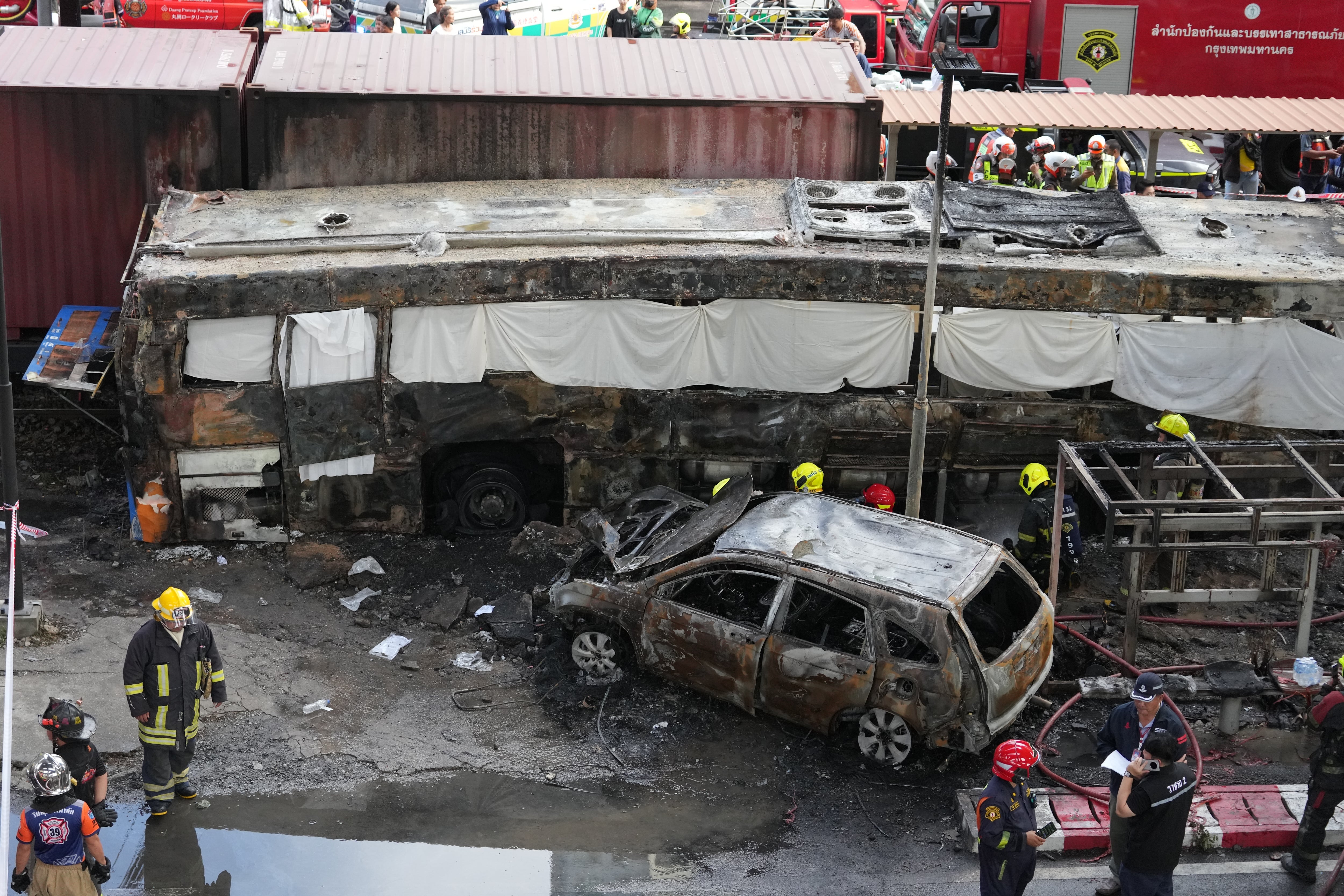 Tragedia en Bangkok: al menos 8 muertos y 35 heridos tras el choque entre un tren y un colectivo
