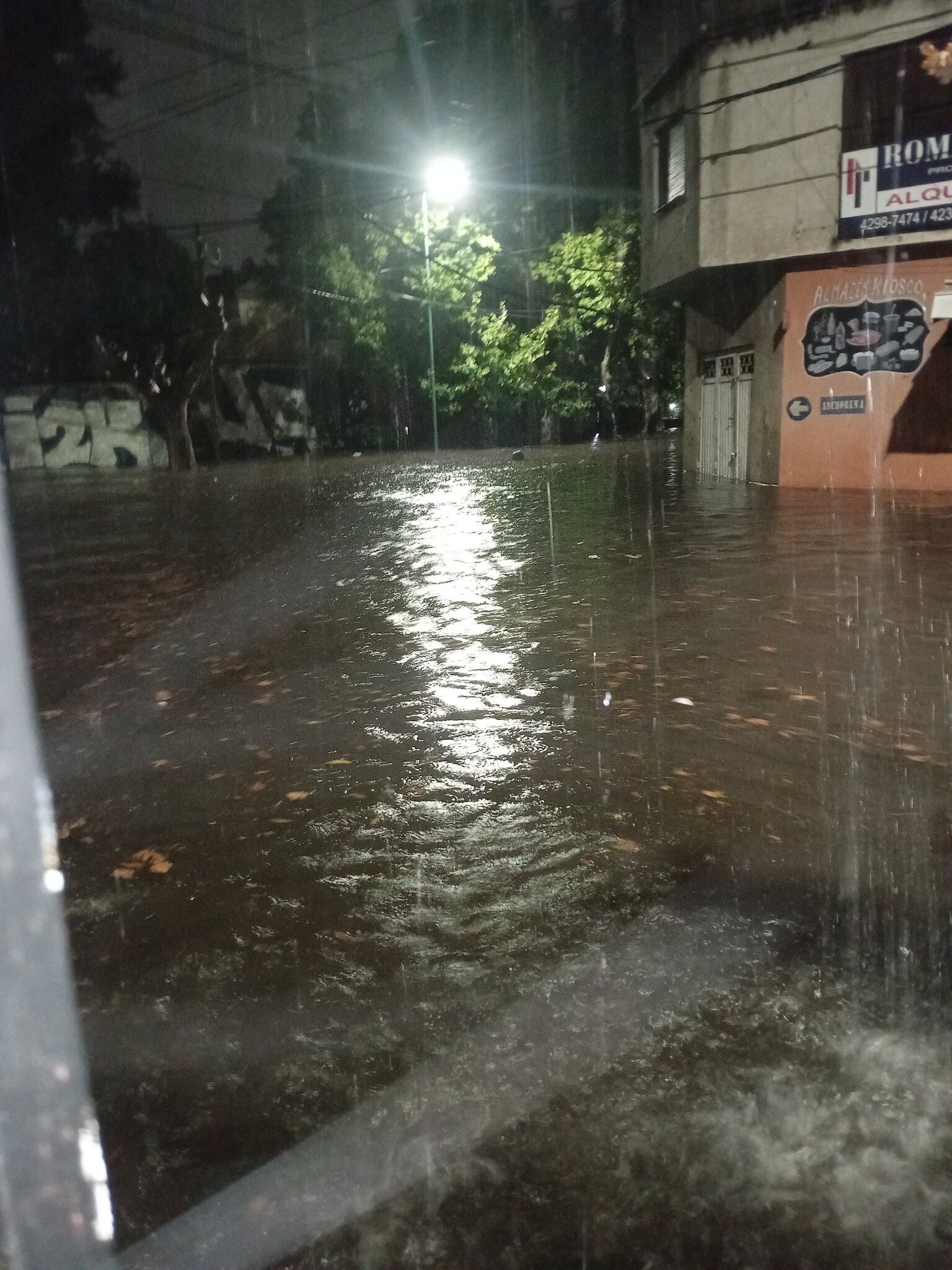 Usuarios de redes sociales compartieron imágenes de calles de Temperley inundadas