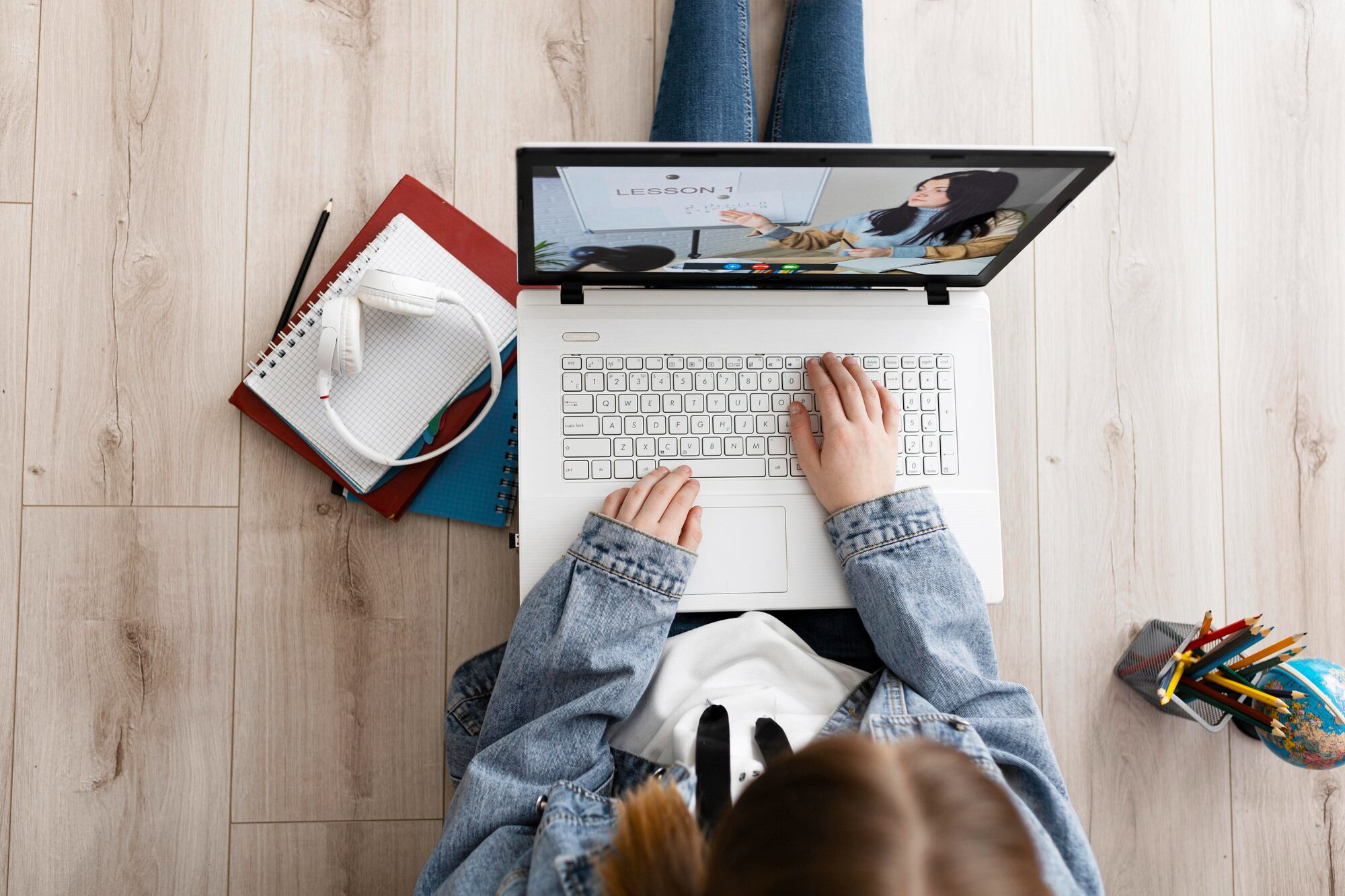 El programa utilizará el mismo currículo y nivel de exigencia académica que los cursos presenciales, adaptado al entorno digital