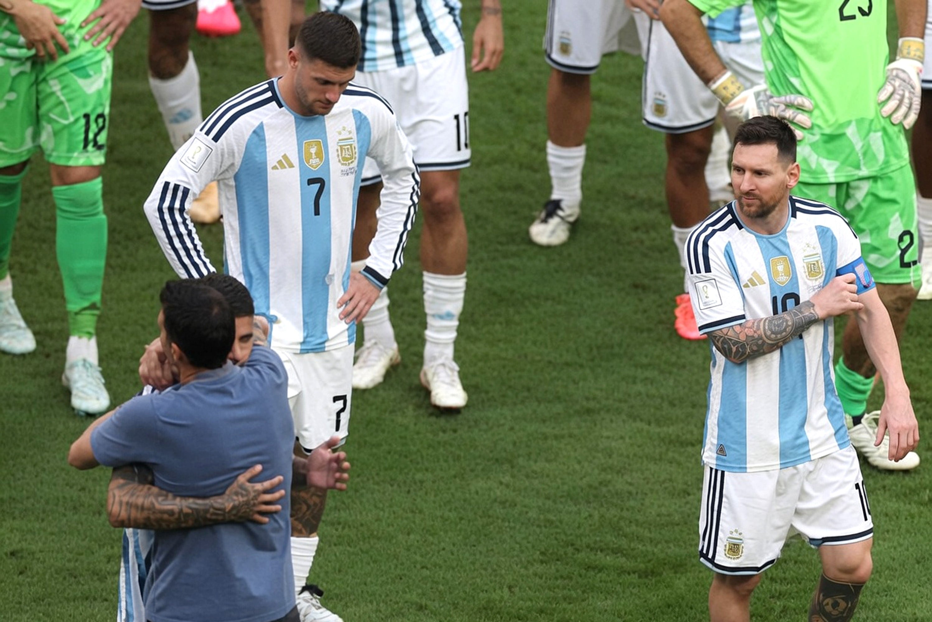 Lionel Messi observa el abrazo entre Enzo Fernández y el DT Scaloni