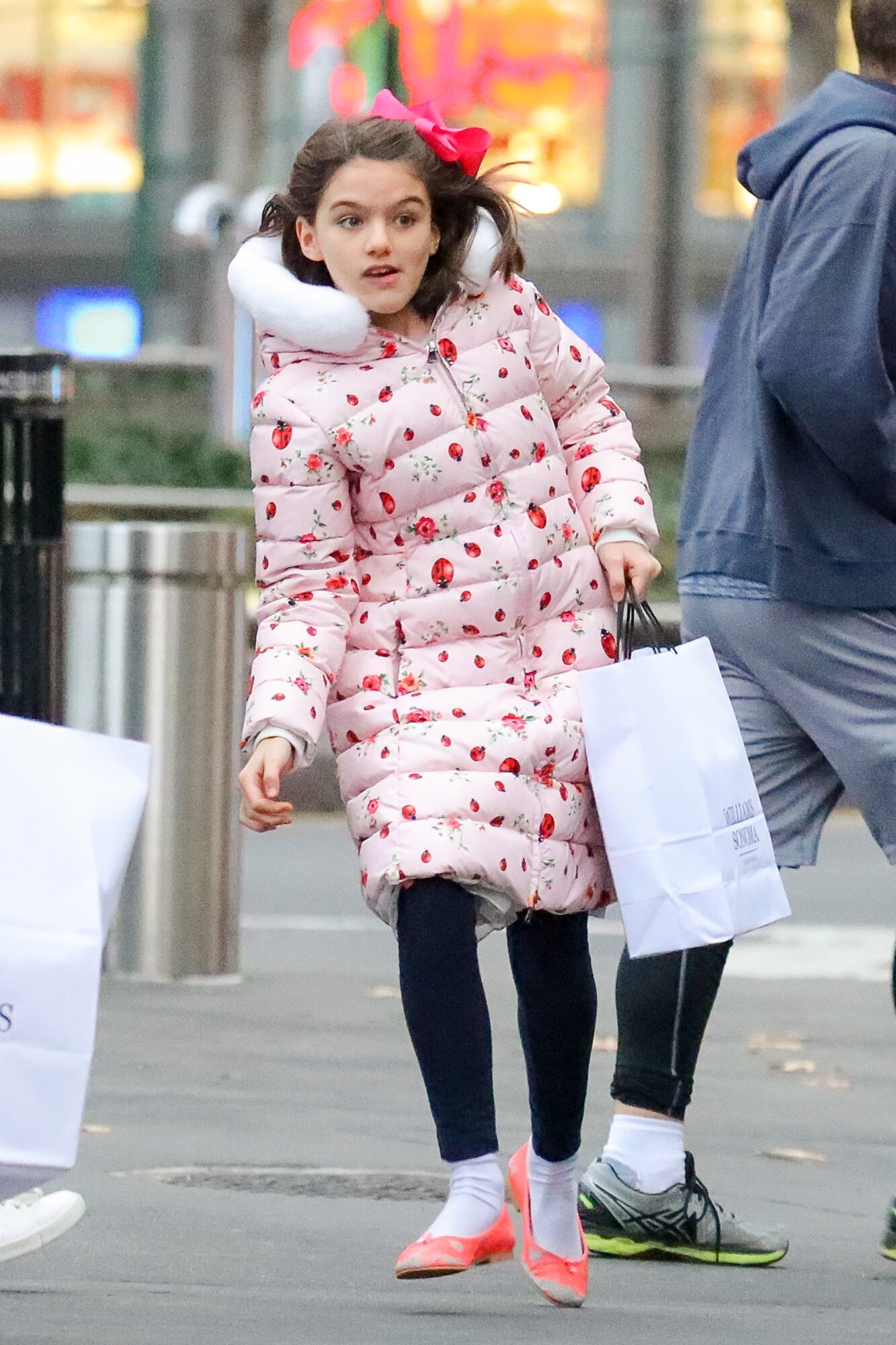 Suri, en una foto de 2017. Desde la separación de sus padres, Suri forjó una vida tranquila en la ciudad de Nueva York. Muy compañera de su mamá, su imagen siempre se asoció a la moda: incluso se la llegó a bautizar 