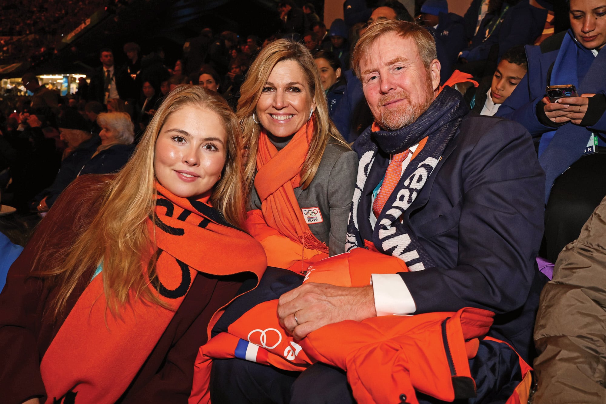 Los reyes Máxima y
Guillermo Alejandro
de los Países Bajos
junto a la princesa
Amalia alentaron a su delegación olímpica durante la ceremonia de apertura en el estadio San Siro, Milán