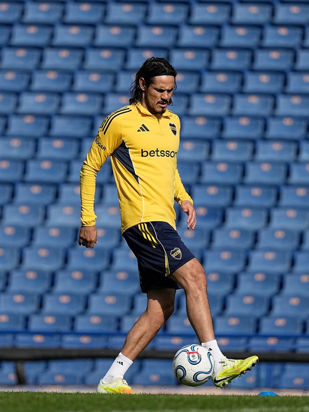 Edinson Cavani apenas disputó dos partidos en 2026: intentó reaparecer en el cierre de la fase de grupos, pero las lesiones volvieron a dejarlo al margen