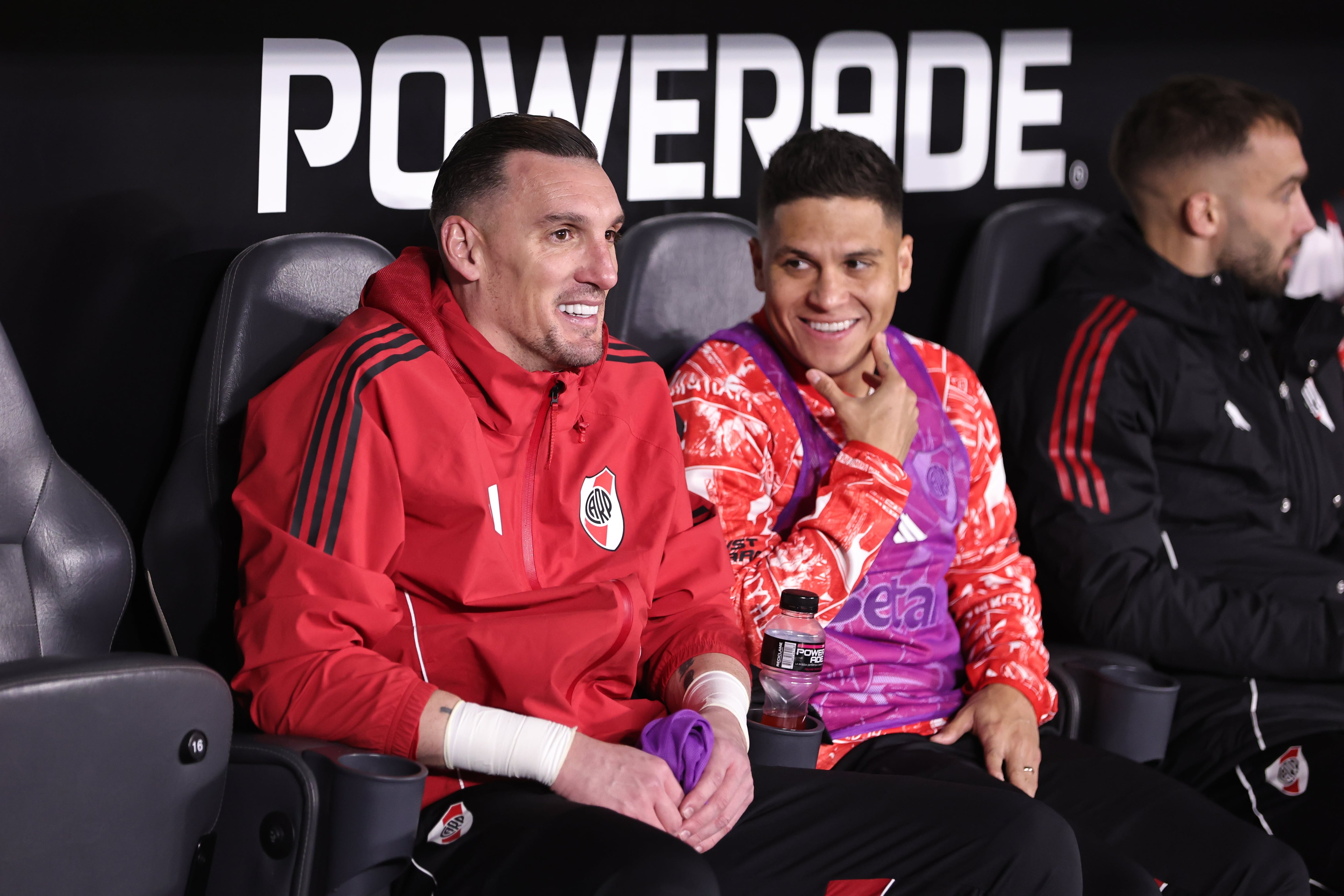 Desde el banco de suplentes, Franco Armani sigue el partido de River y Gimnasia por los cuartos de final del Torneo Apertura junto a Juanfer Quintero
