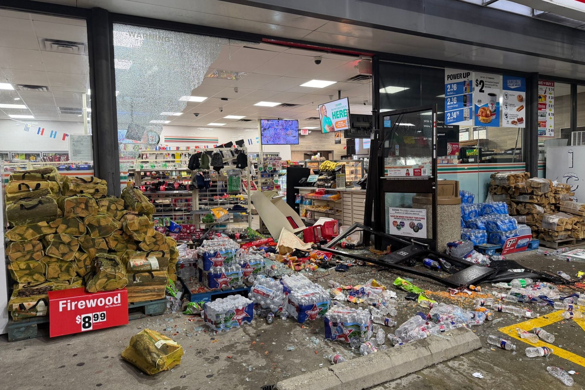 Robaron el cajero automático de un 7-Eleven en Texas, pero el dinero terminó en una alcantarilla