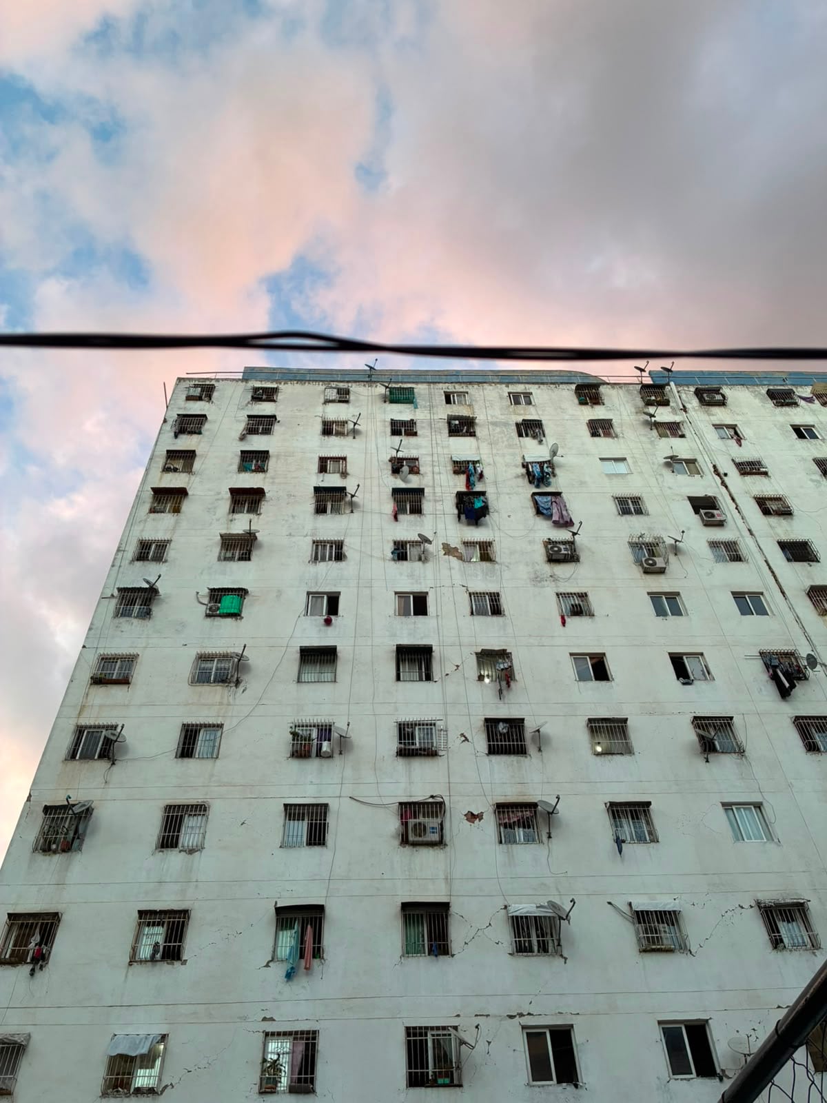 Un edificio residencial en el que, a pesar del peligro de derrumbre, muchos vecinos eligieron quedarse