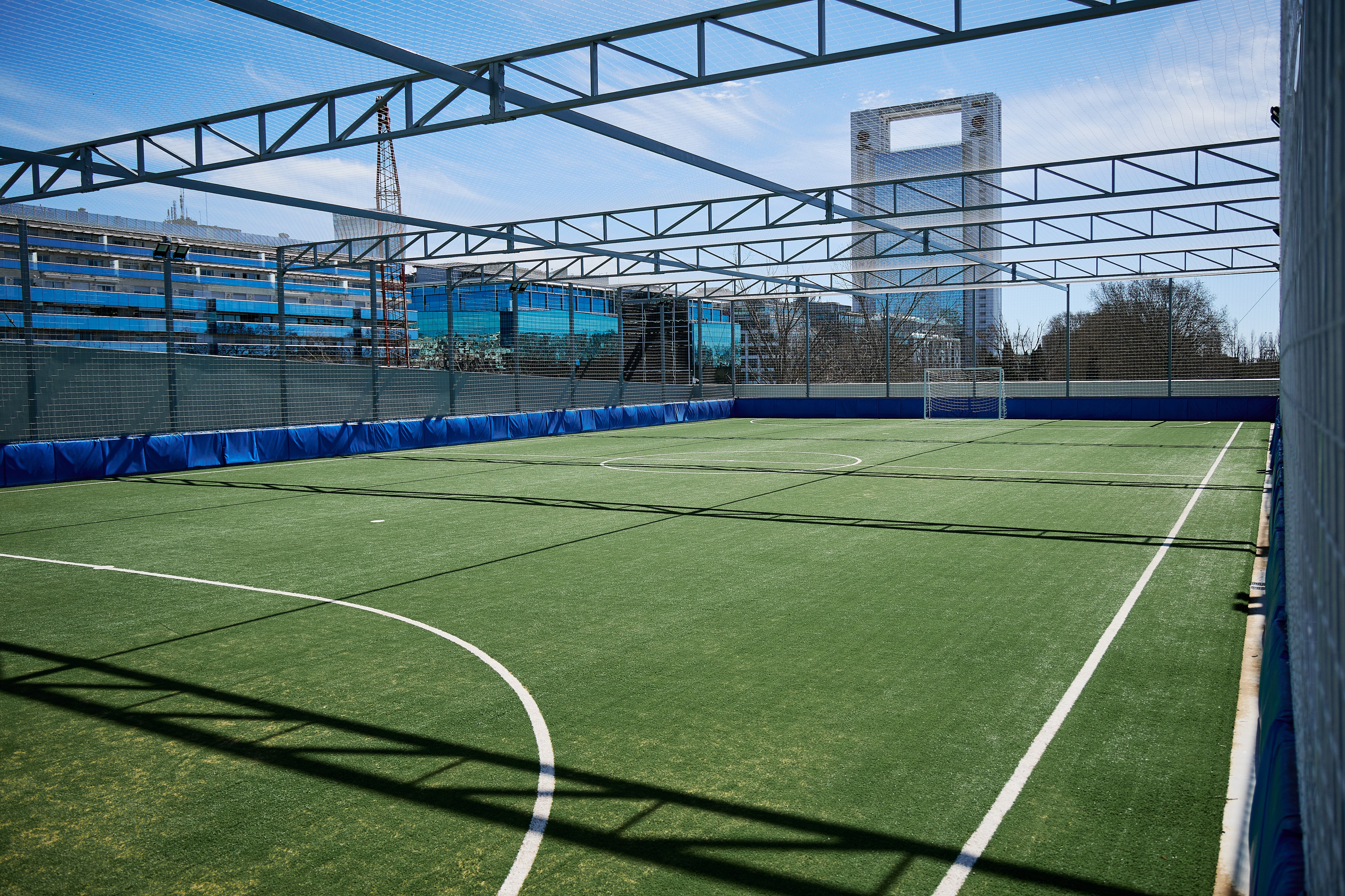 La cancha de hockey en la terraza del edificio