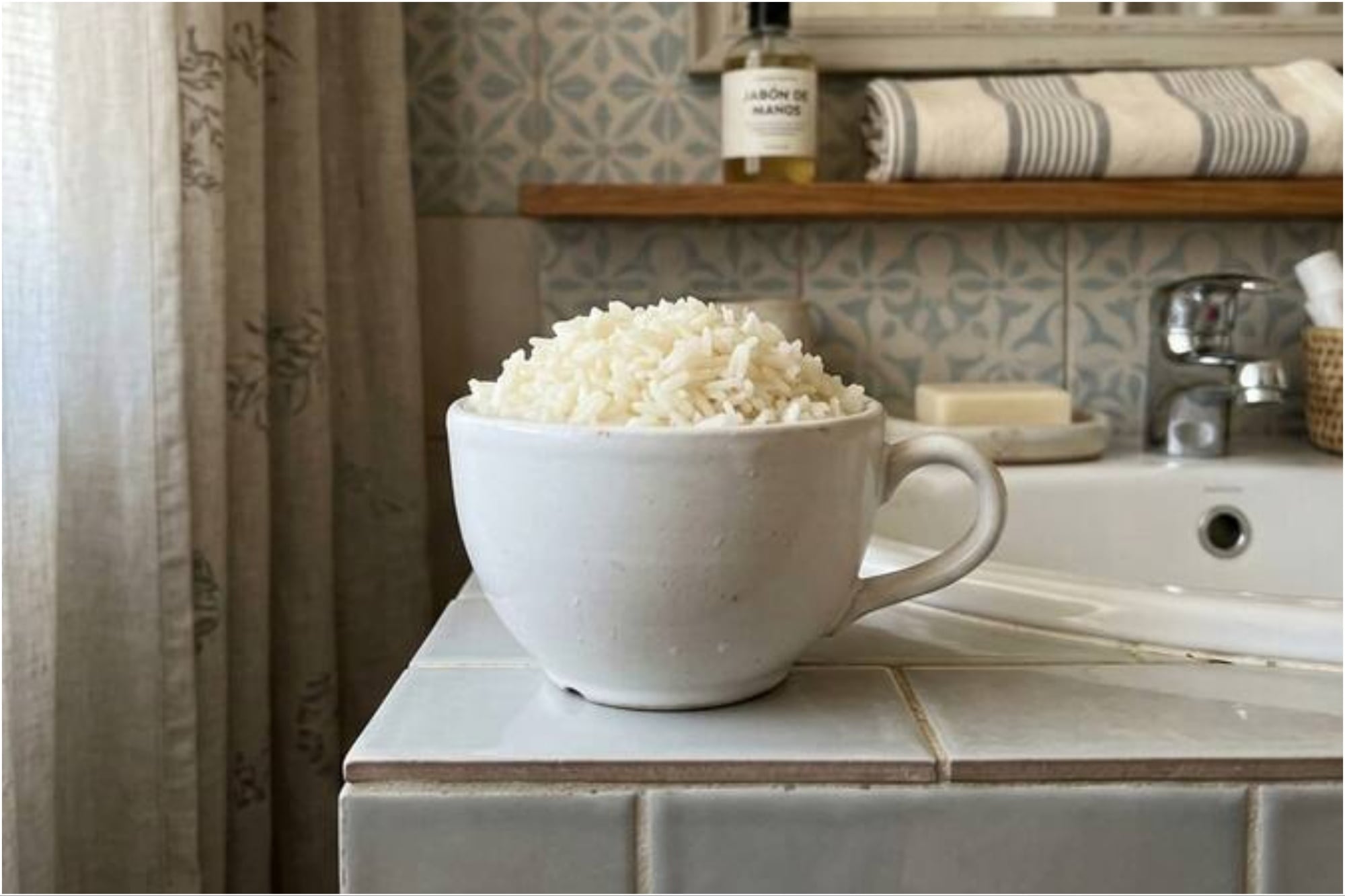 Para qué sirve colocar una taza con arroz en el baño