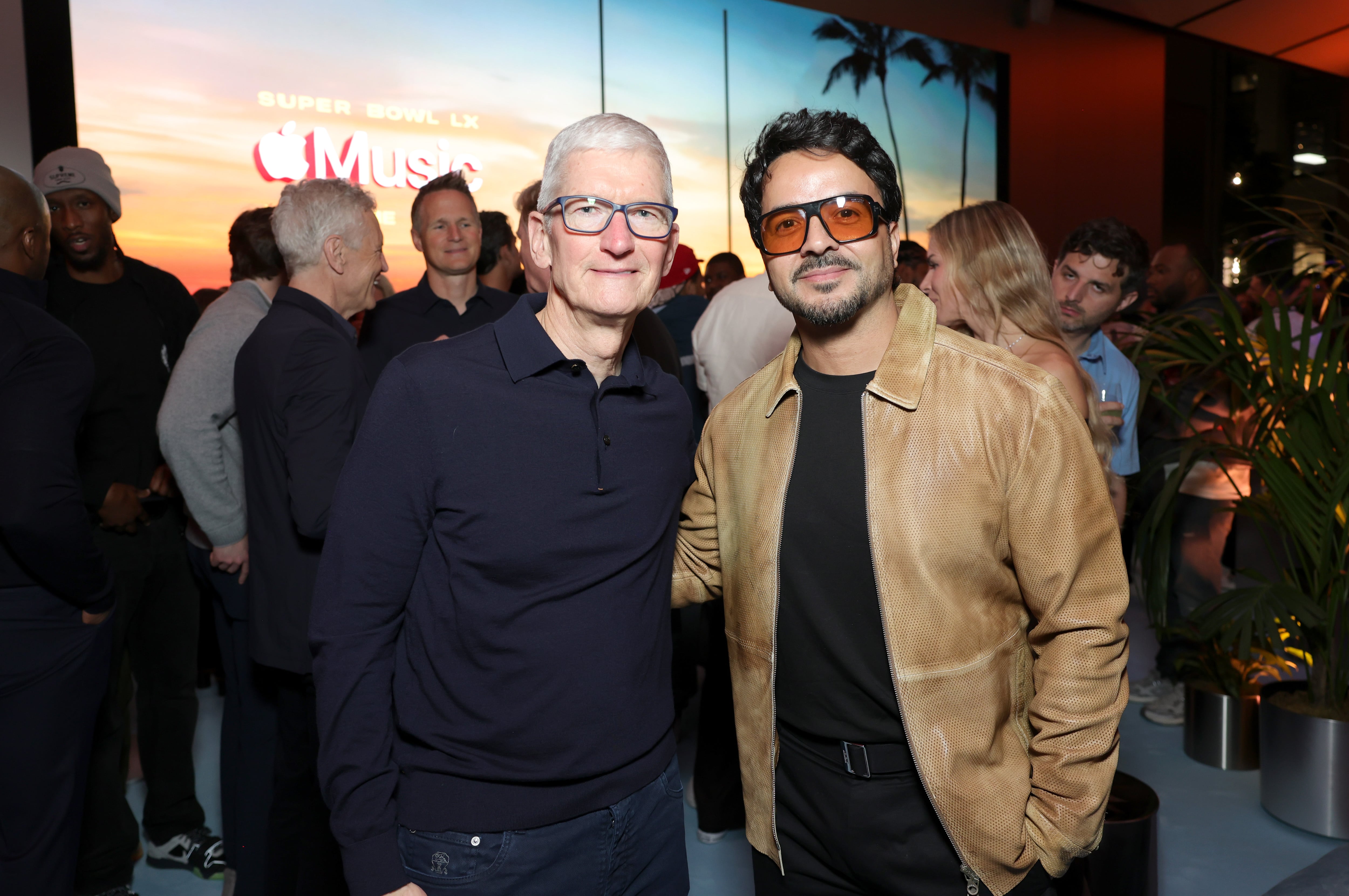Tim Cook, CEO de Apple, junto a Luis Fonsi