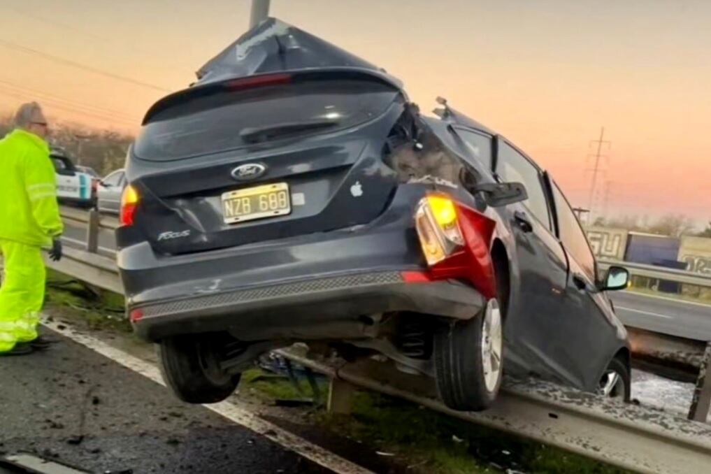 Asi quedó el Ford Focus que manejaba Joaquín Romero tras el choque en el Camino del Buen Ayre