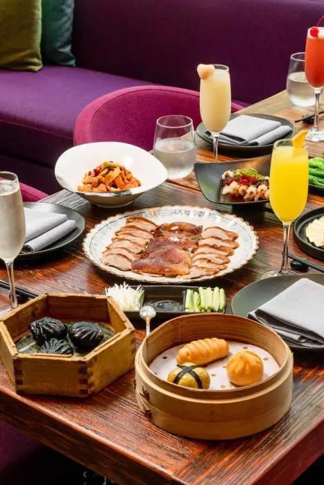 Pato laqueado y dumplings de camarón y trufa, alguna de las delicias del norte de China en Hutong