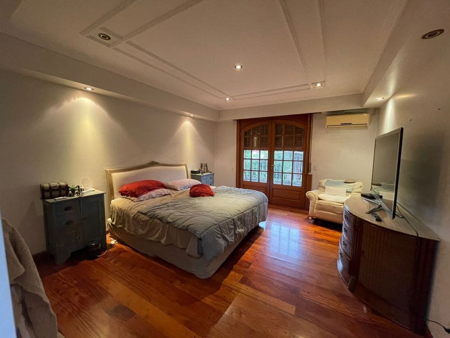 Así es una de las habitaciones principales de la vivienda