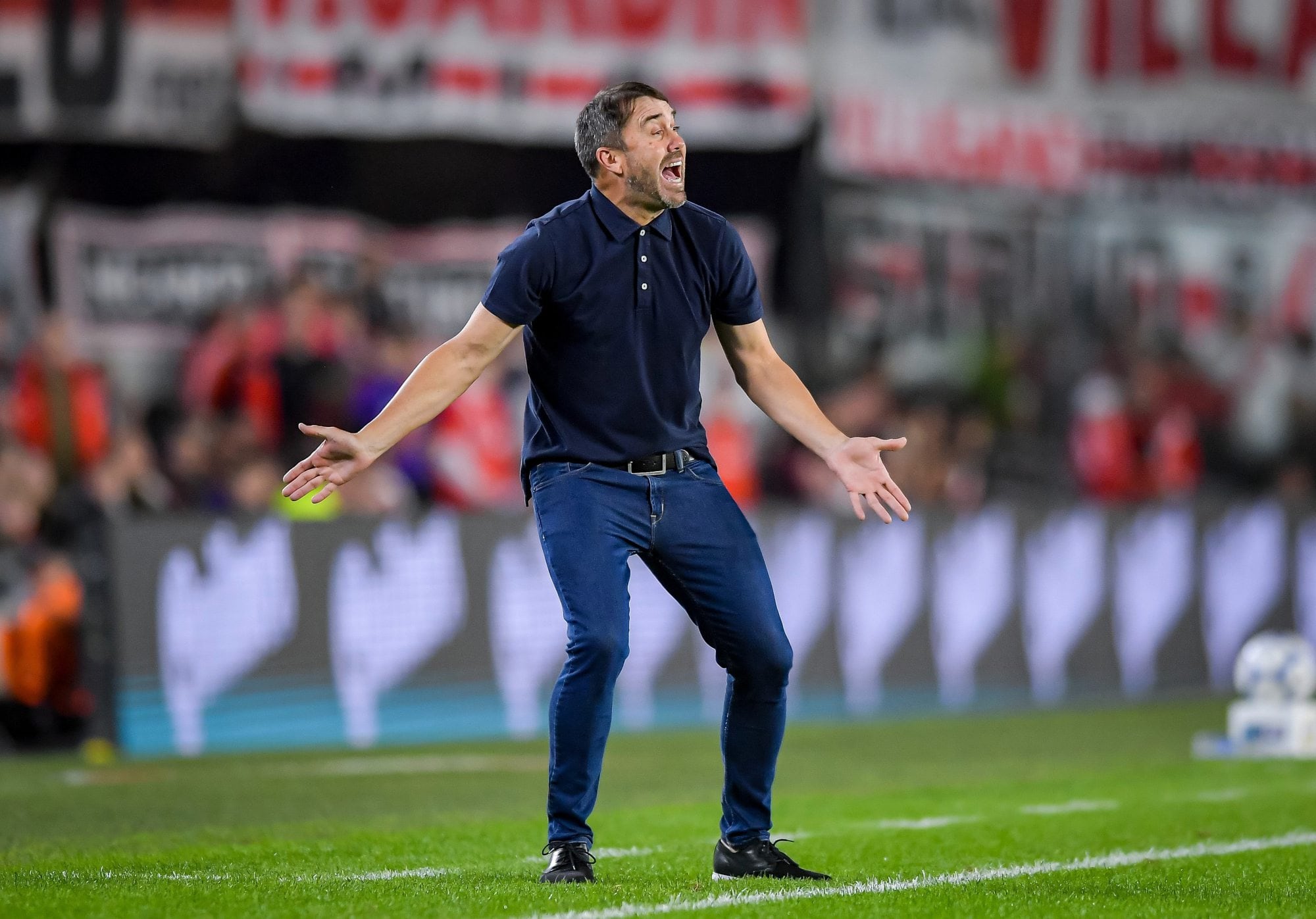 Eduardo Coudet dando indicaciones, el último domingo, en la derrota de River ante Central en el Monumental