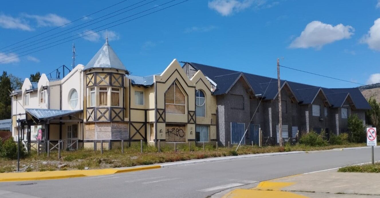 Fachada del hotel La Aldea con la ampliación que quedó inconclusa y hoy está ocupado por personas sin vivienda.